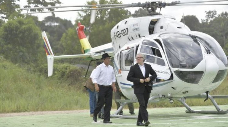 El Canciller Diego Pary y el secretario general de la OEA, Luis Almagro, cuando descienden del helicóptero. Foto: ABI