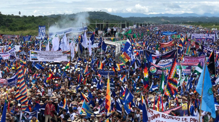 La concentración de militantes del MAS y funcionarios en el Aeropuerto de Chimoré. Foto: Ministerio de la Presidencia