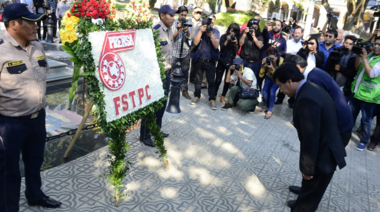 La Federación Sindical de Trabajadores de la Prensa de Cochabamba hizo una ofrenda flor por el Día del Periodista. Foto: Los Tiempos.