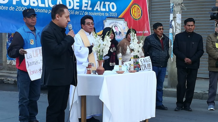 Autoridades, docentes y estudiantes conmemoraron un año de la muerte de Jonathan Quispe. Foto: Bolivia Comunica.