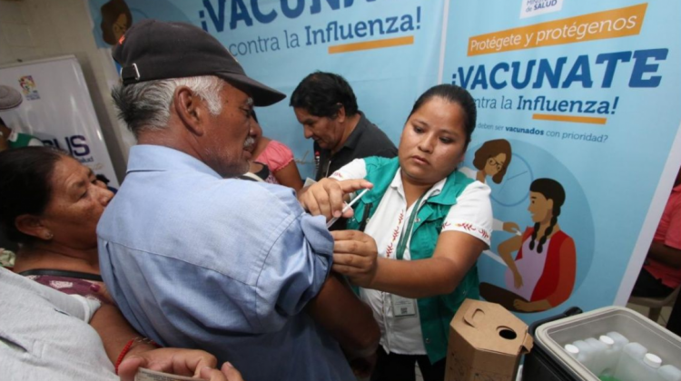 Un adulto mayor recibe la dosis contra la influenza. Foto: El Deber