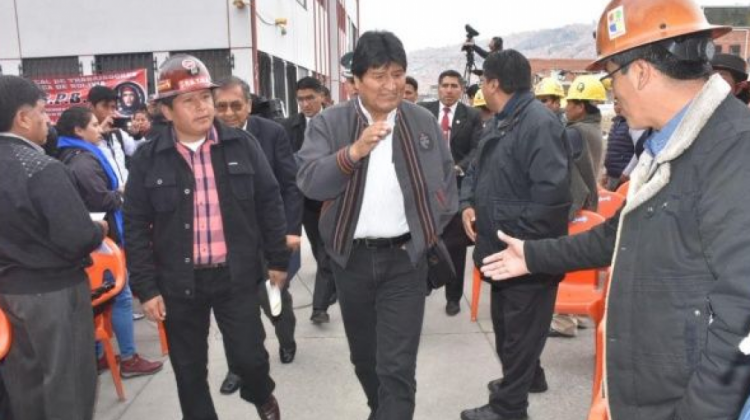 El dirigente de la COB, Gustavo Arce y el Presidente Evo Morales  Foto: El Deber