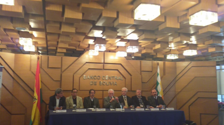 Pablo Ramos (centro) junto con su directorio en conferencia de prensa. Foto: ANF