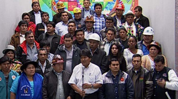 El presidente Evo Morales junto a los representantes de la Conalcam. Foto: Los tiempos