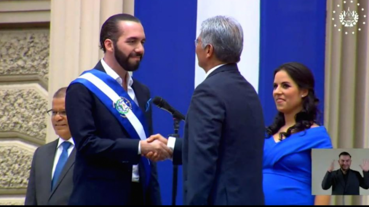 Nayib Bukele tras ser embestido por el titular de la Asamblea Legislativa de El Salvador, Norman Quijano. Foto: Ministerio de Relaciones Exteriores Bolivia.