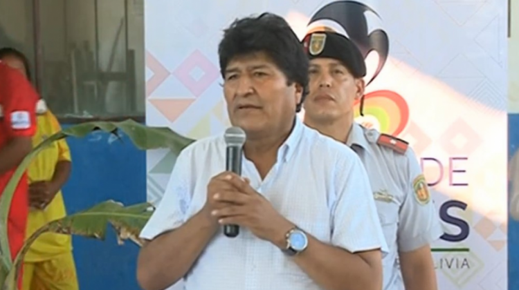El presidente Evo Morales en la entrega de una cancha en el Beni. Foto: Bolivia Tv