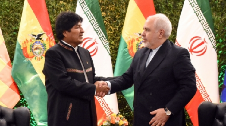 El presidente Evo Morales y el ministro de Asuntos Exteriores de Irán, Mohammad Javad Zarif.  Foto: ABI.