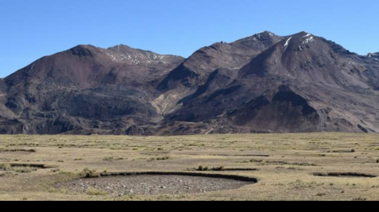 Planicie del cerro Estuquería donde se instala Alpaca, al fondo la cima del Chacaltaya. Foto: Proyecto Alpaca