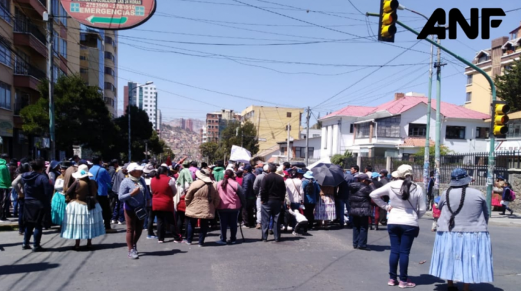 Padres de familia protestando en la zona Sur de La Paz      Foto: ANF