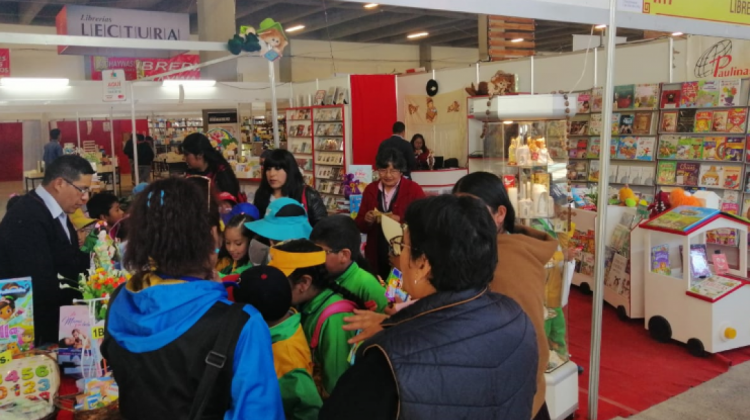 Niños de un colegio durante su visita a la Feria del Libro. Foto: ANF