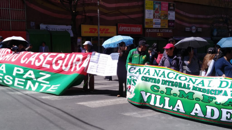 Los trabajadores de la CNS en su tercer día de protesta en La Paz. Foto: ANF.