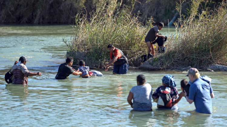 Migrantes cruzan el Río Bravo, desde Piedras Negras, Coahuila hasta Eagle Pass, en Texas, EEUU. Foto: AFP