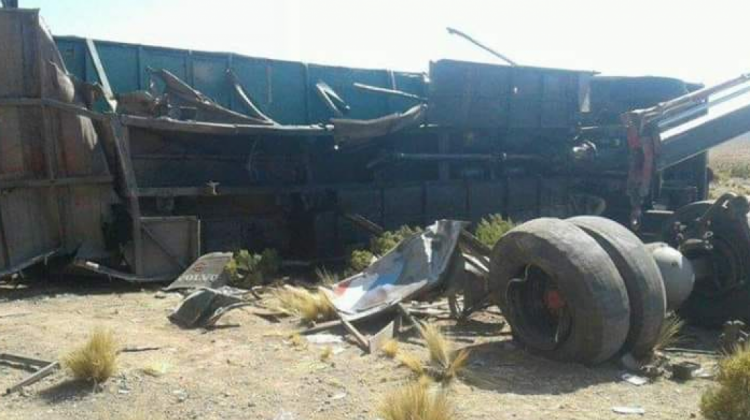 Así quedó el bus tras el accidente registrado en la carretera Oruro-Cochabamba. Foto: Humberto Pacosillo.
