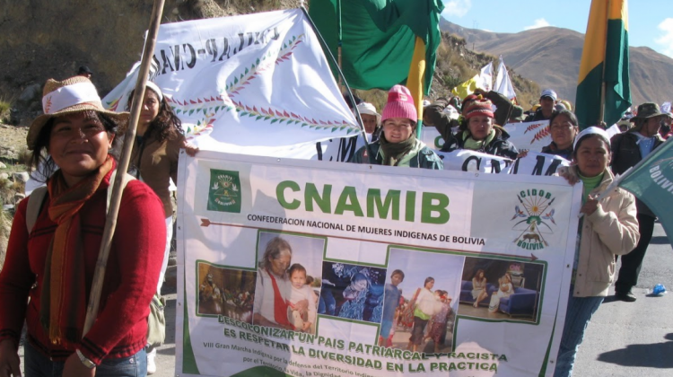 La Confederación Nacional de Mujeres Indígenas de Bolivia en una marcha Foto: Archivo