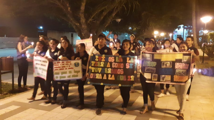 Jóvenes participan de una movilización contra el cambio climático en San Ignacio de Mojos.