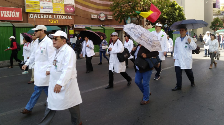 Una protesta de médicos en el centro paceño. Foto: ANF.