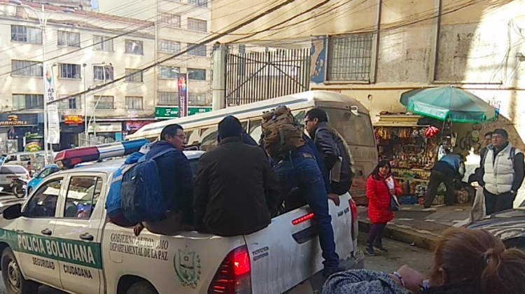 El momento del traslado de los detenidos a celdas judiciales en La Paz. Foto: ANF.
