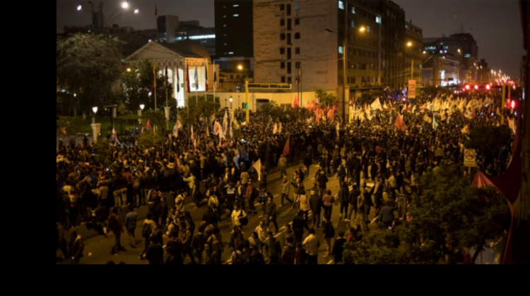 Marchas en el Perú a favor del presidente Martín Vizcarra. Foto: AP
