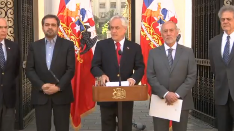 El presidente chileno Sebastián Chileno en compañía de los presidentes de los otros tres poderes de ese país. Foto: Captura de pantalla.