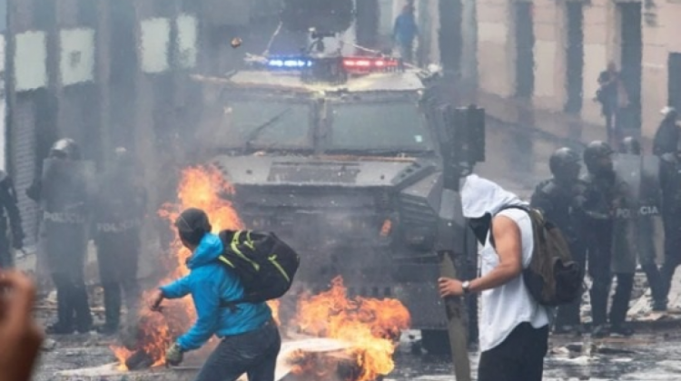 Manifestantes se enfrentan a los militares. Foto: Infobae.