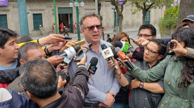 El vocero legal de CC, Carlos Alarcón, en contacto con los medios, este sábado. Foto: CC.