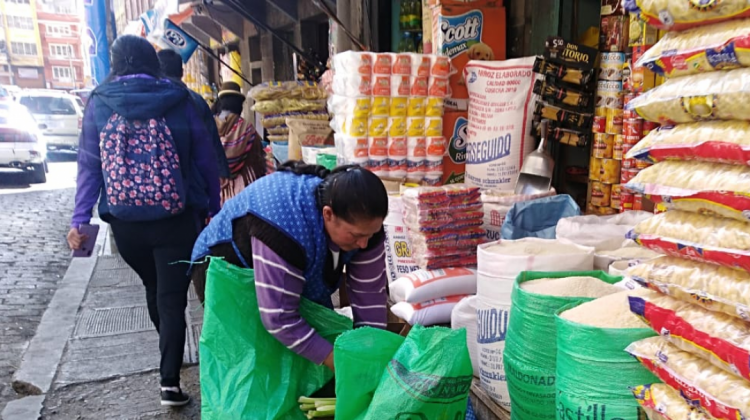 Una comerciante de abarrotes en la zona Max Paredes. Foto: ANF