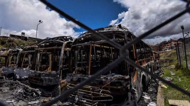 Los buses Pumakatari, después de que fueron quemados por una turba, a horas de la renuncia de Morales: Foto: AMN.