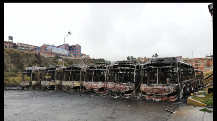 Buses Pumakatari quemados en actos vandálicos. Foto: AMN