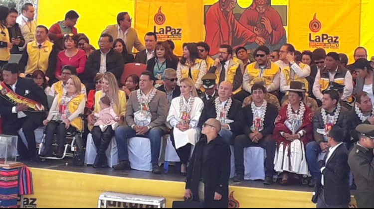 Autoridades municipales y nacionales en el palco de la inauguración de la Fiesta de Alasitas. Foto: ECV//ANF
