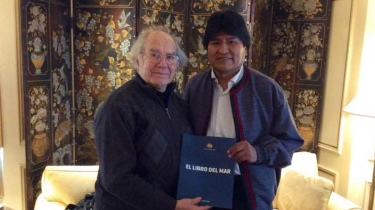 Foto archivo: Evo Morales junto a Pérez Esquivel.
