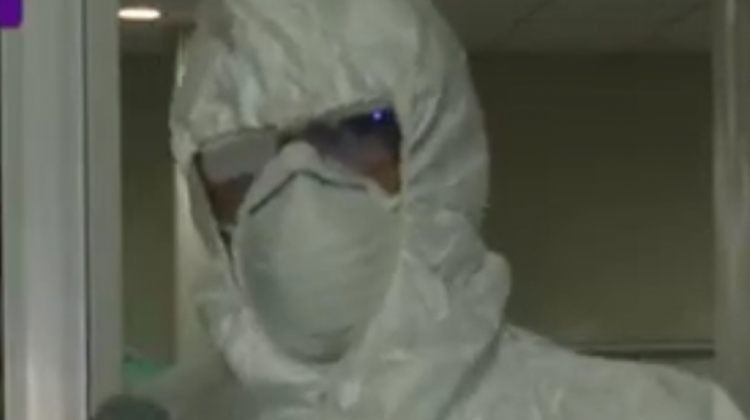 El ministro Aníbal Cruz porta un traje de seguridad para evitar posibles contagios de coronavirus. Foto: captura de pantalla Bolivia TV