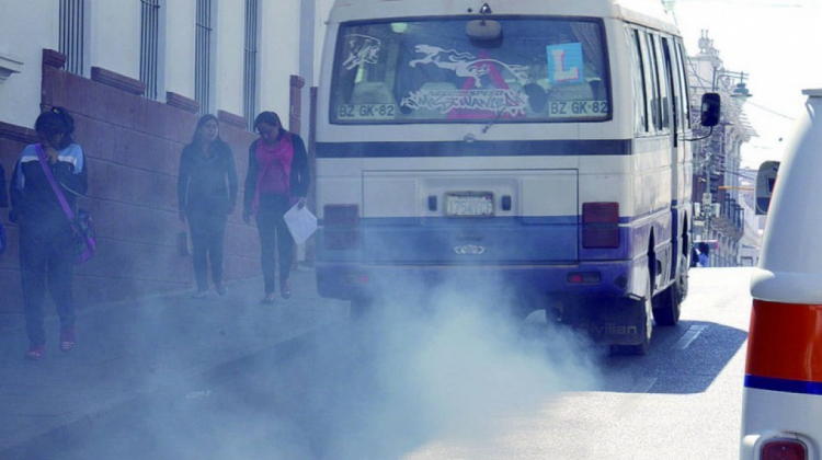 Una movilidad expulsando dióxido de carbono en una avenida de Sucre. Foto: Correo del Sur.