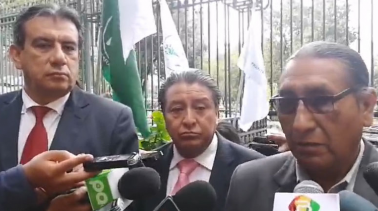 Eliseo Rodríguez, jefe nacional de Frente Para la Victoria (FPV), junto al posible nuevo binomio. Foto: Captura de video.