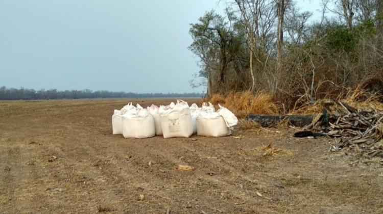 Las imágenes muestran bolsas de urea en el sector de la Chiquitanía. Fotos. ANF