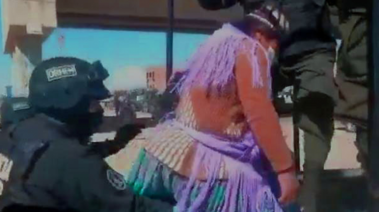 Momento en que el policía comete el abuso sexual. Foto: captura de video