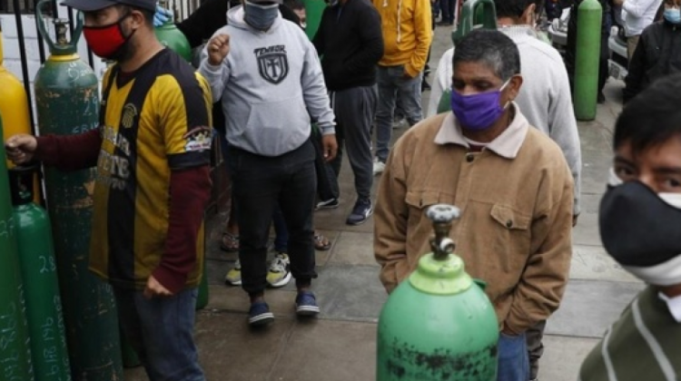 Pacientes en espera de comprar oxígeno en Perú. Foto. Marca.com