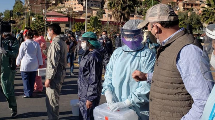 Personas circulando en las calles con trajes con trajes de bioseguridad. Foto: Archivo/Internet.