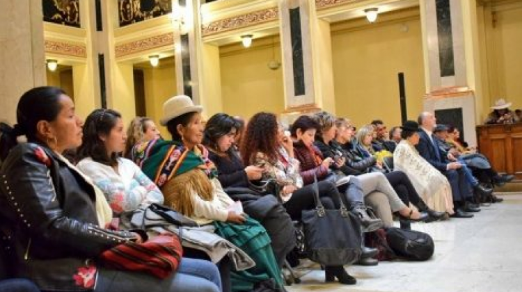 Mujeres bolivianas siendo parte del ámbito político en Bolivia Foto: La Voz de Tarija