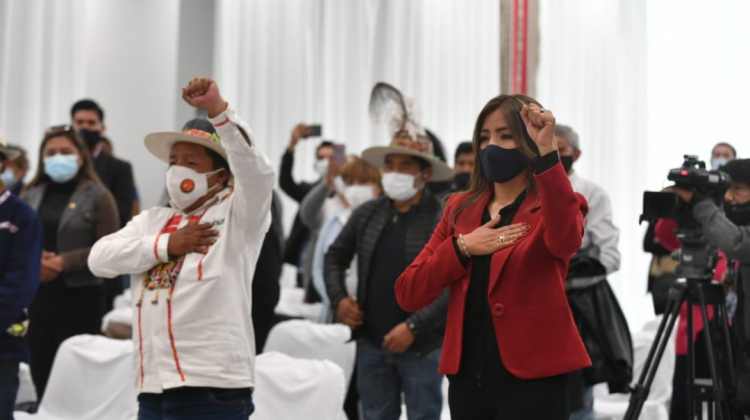Las nuevas autoridades en la posesión. Foto: ABI