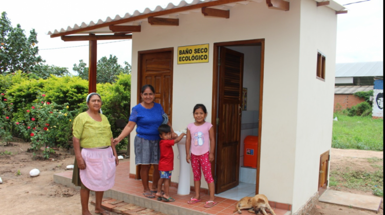 Beneficiarios de un baño ecológico Foto: Unicef