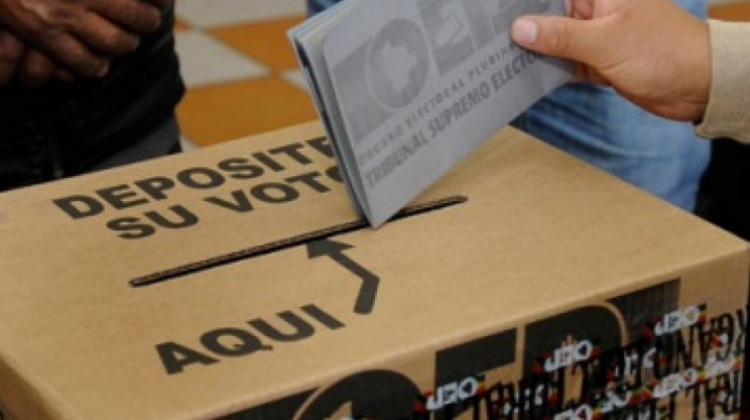 Una persona ejerciendo su derecho al voto. Foto: Archivo/Internet.
