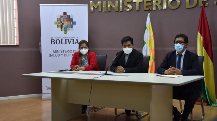 Las autoridades en la firma del acuerdo. Foto: Ministerio de Salud