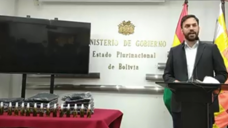 El ministro Carlos Eduardo del Castillo entregó material de bioseguridad a los periodistas. Foto: captura de pantalla