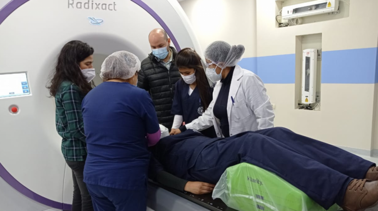 El nuevo acelerador lineal del Hospital de Clínicas. Foto: Gobernación de La Paz