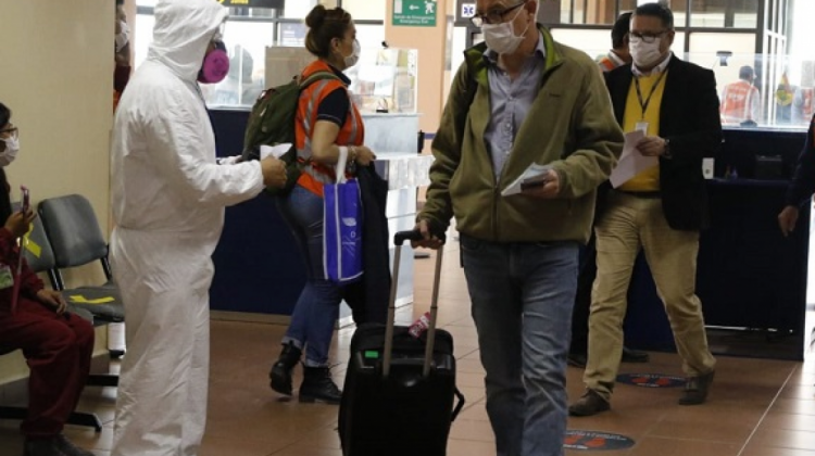 Recomienda a personas mayores de 60 años y con enfermedades de base evitar viajar al exterior. Foto. Archivo