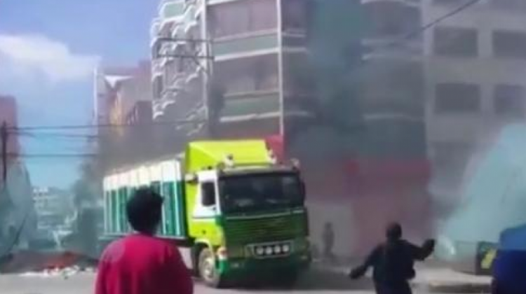 El momento en el que los comerciantes atacan cuando se llevan su mercadería. Foto: Captura de video