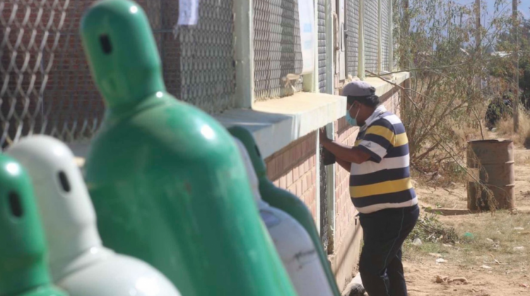 Una persona busca oxigeno en Cochabamba. Foto: Opinión