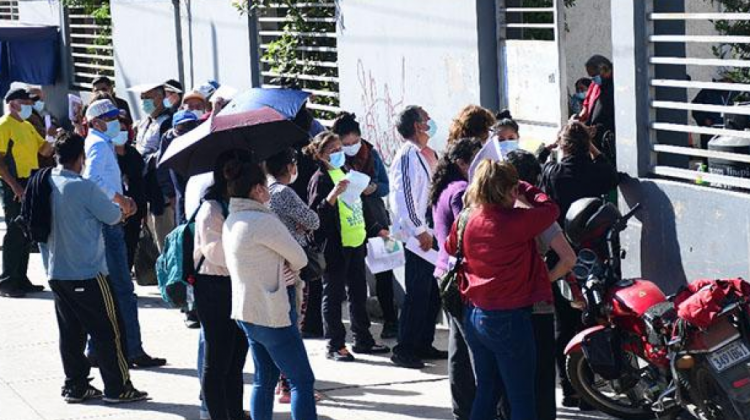 Filas por la vacuna en Cochabamba. Foto. Los Tiempos