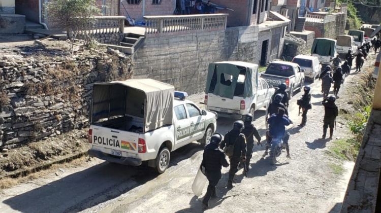 Contingente policial desbloqueo los accesos a Coripata. Foto:Fm Bolivia