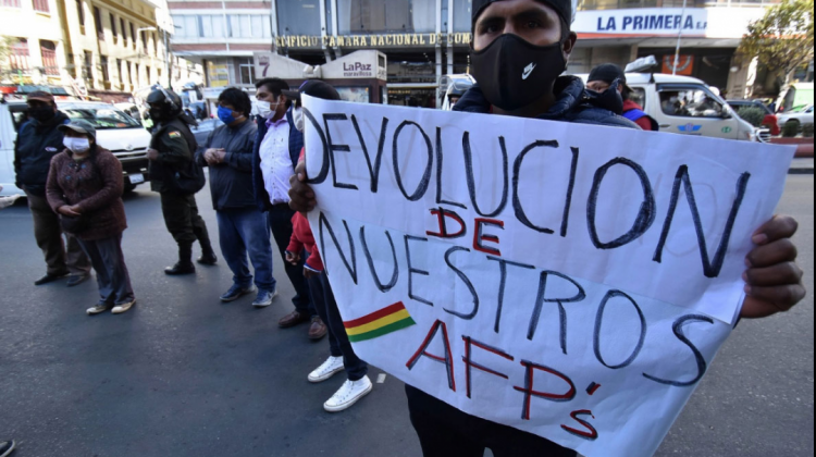 Activistas exigian la devolución de los aportes a las AFPs. Foto: La Razón/Yuri Flores.